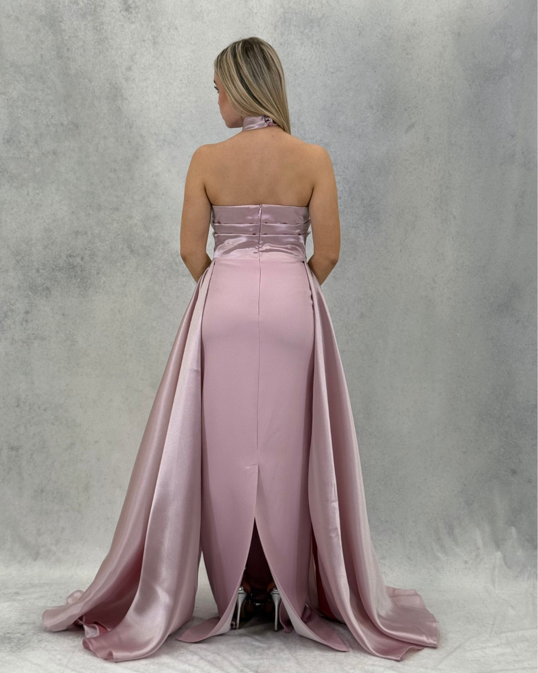 Satin-Abendkleid mit Blumen-Accessoire und Kragendetail