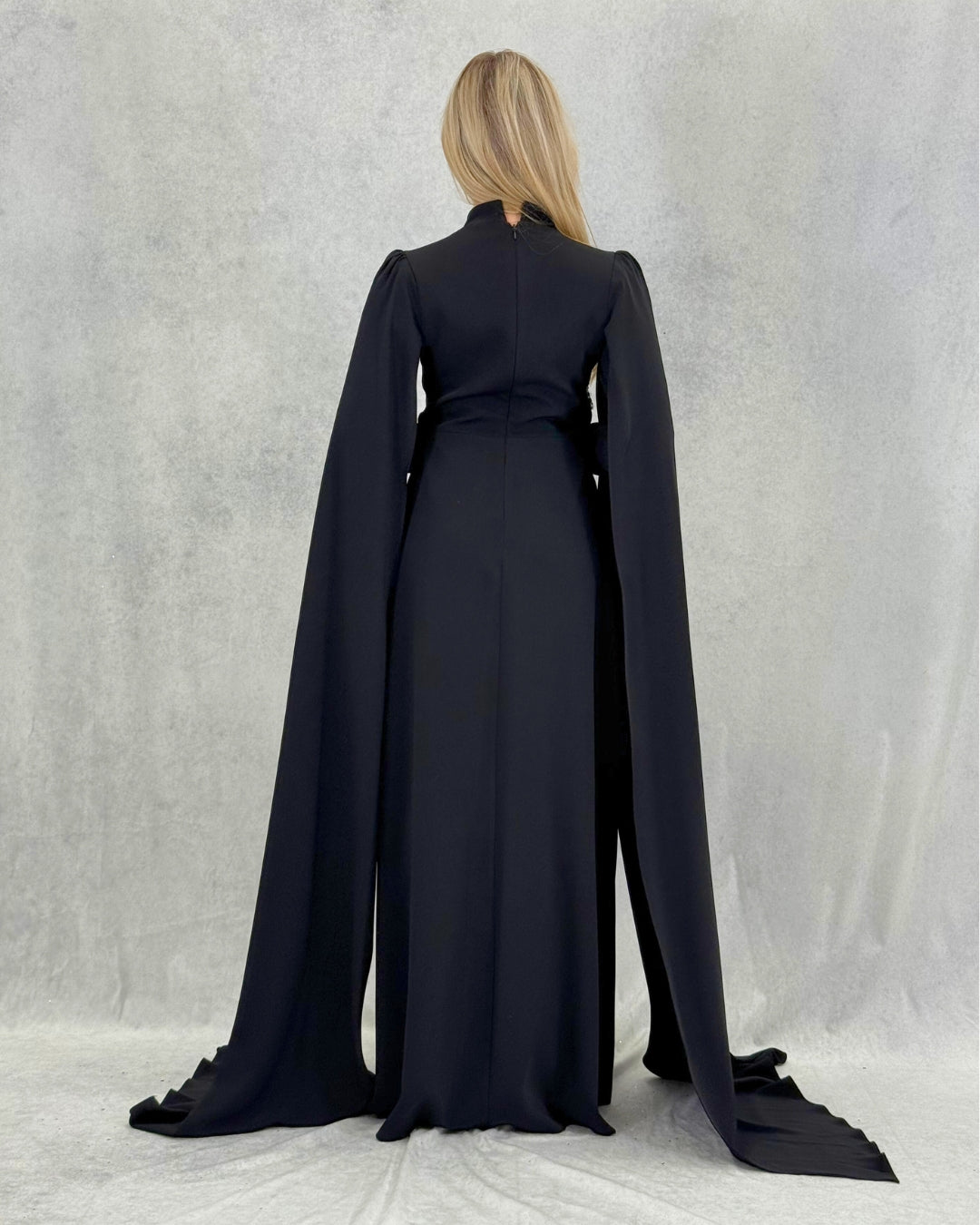 Langes Abendkleid mit Cape-Ärmeln und Stickereien in Stein