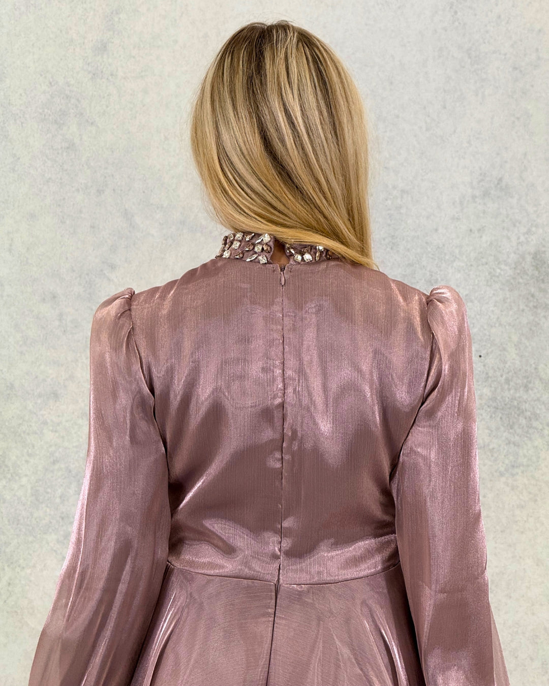 Langes Abendkleid in funkelnder Satinoptik mit Steindetail