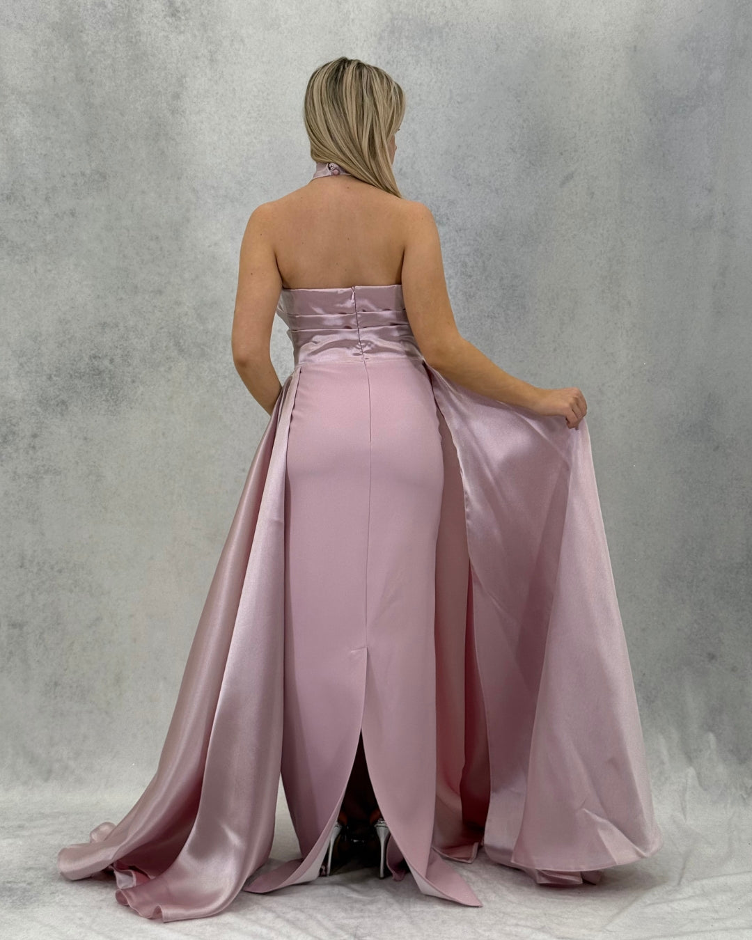 Satin-Abendkleid mit Blumen-Accessoire und Kragendetail