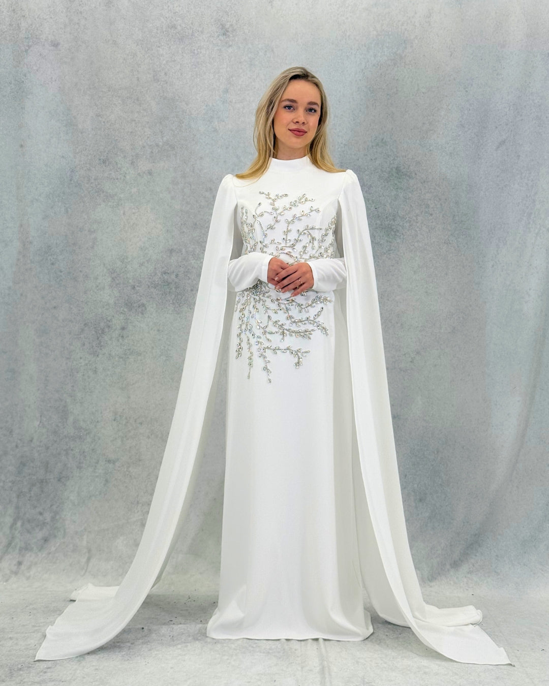 Langes Abendkleid mit Cape-Ärmeln und Stickereien in Stein