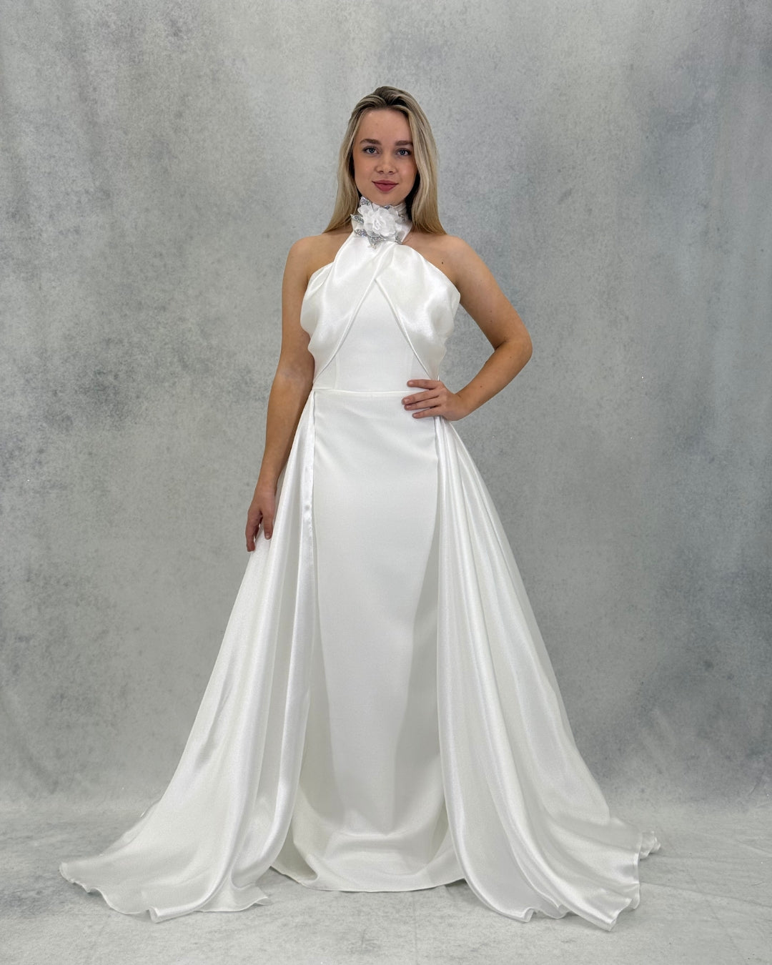 Satin-Abendkleid mit Blumen-Accessoire und Kragendetail