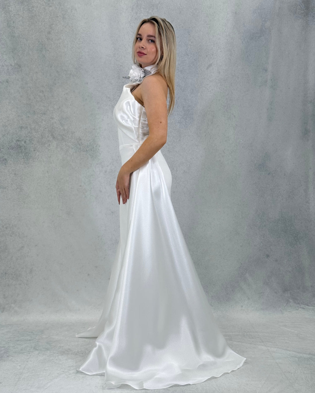 Satin-Abendkleid mit Blumen-Accessoire und Kragendetail
