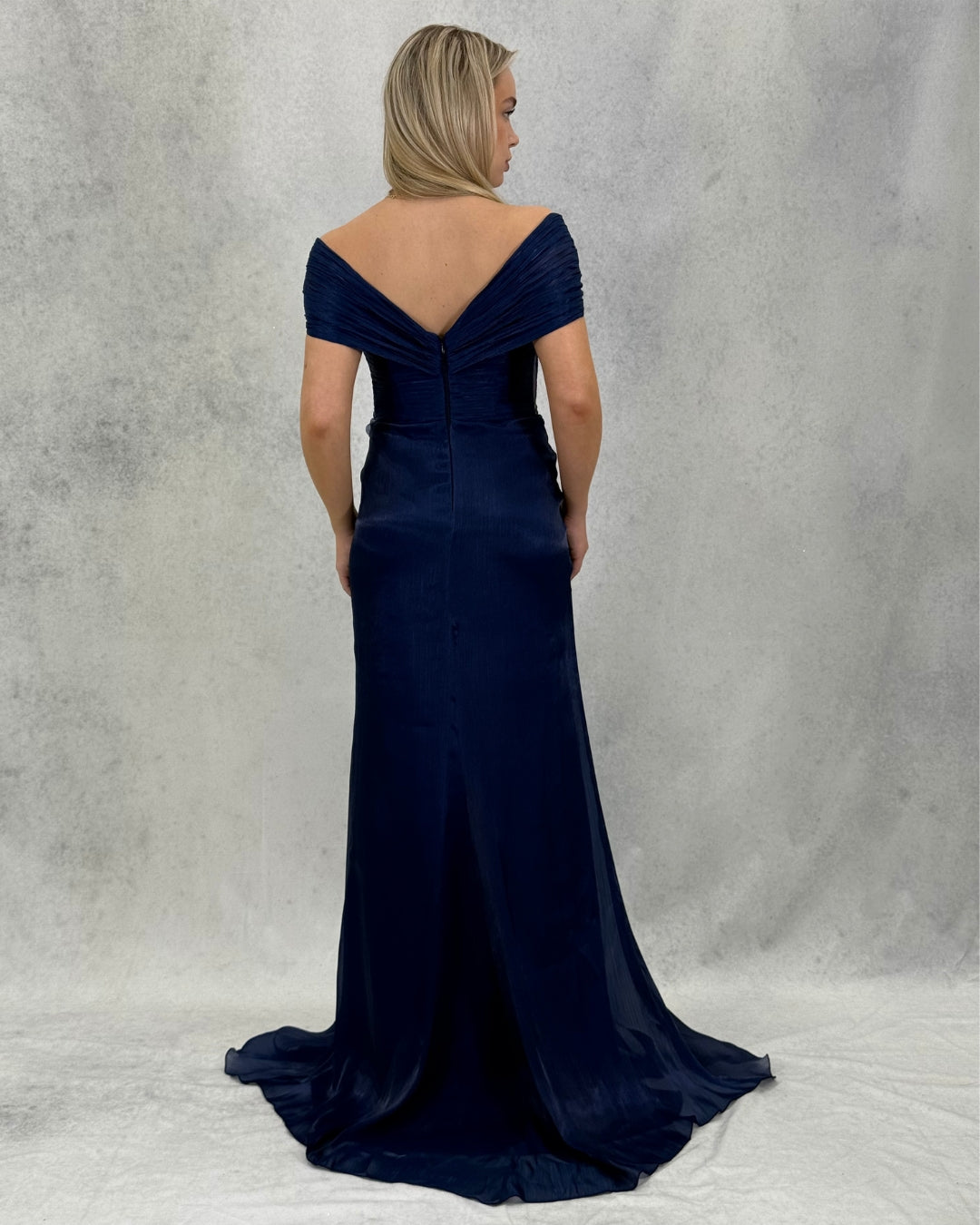 Çiçek Aksesuarlı Yırtmaçlı Pliseli Abiye Elbise