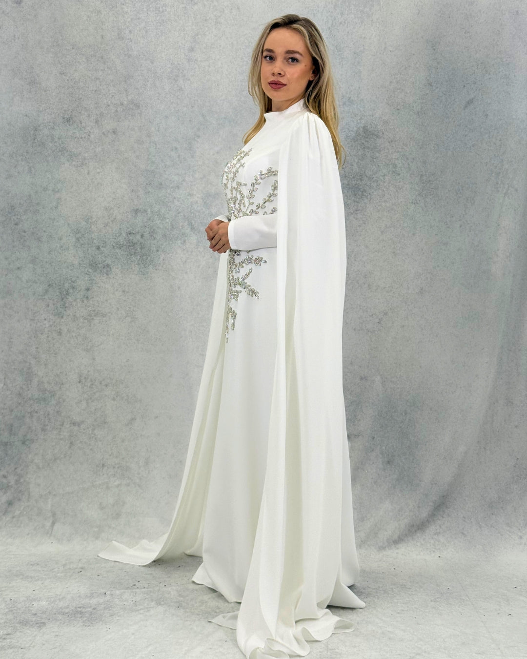 Langes Abendkleid mit Cape-Ärmeln und Stickereien in Stein