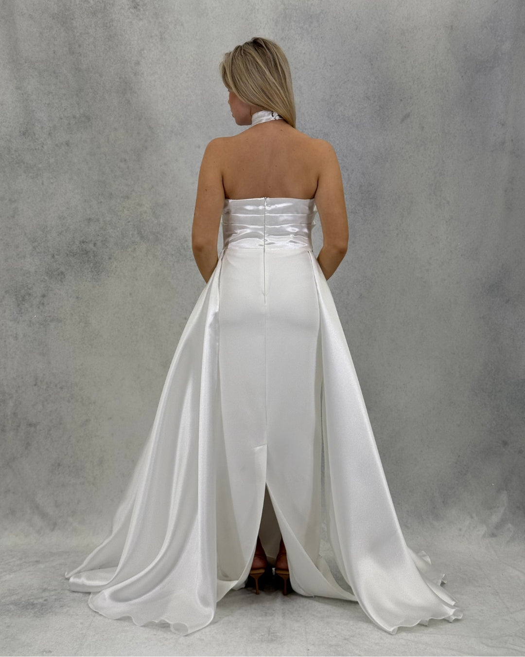 Satin-Abendkleid mit Blumen-Accessoire und Kragendetail
