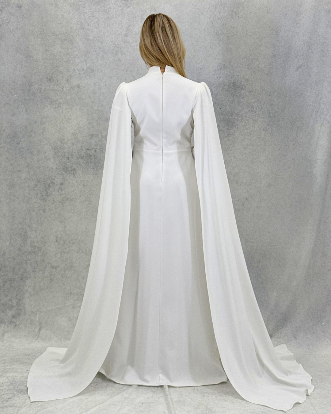 Langes Abendkleid mit Cape-Ärmeln und Stickereien in Stein