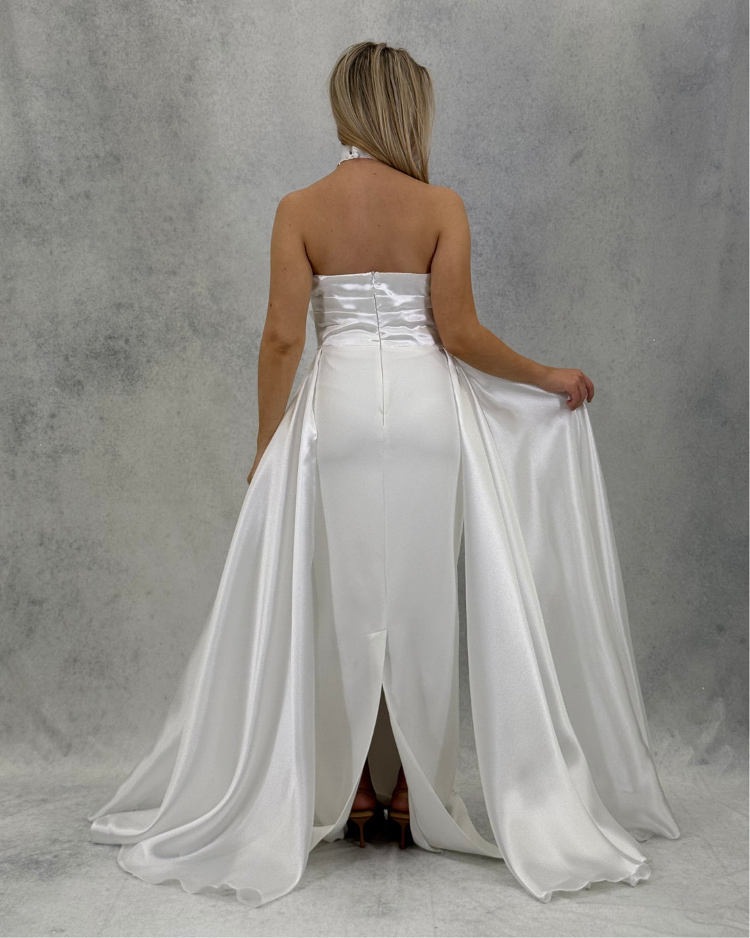 Satin-Abendkleid mit Blumen-Accessoire und Kragendetail
