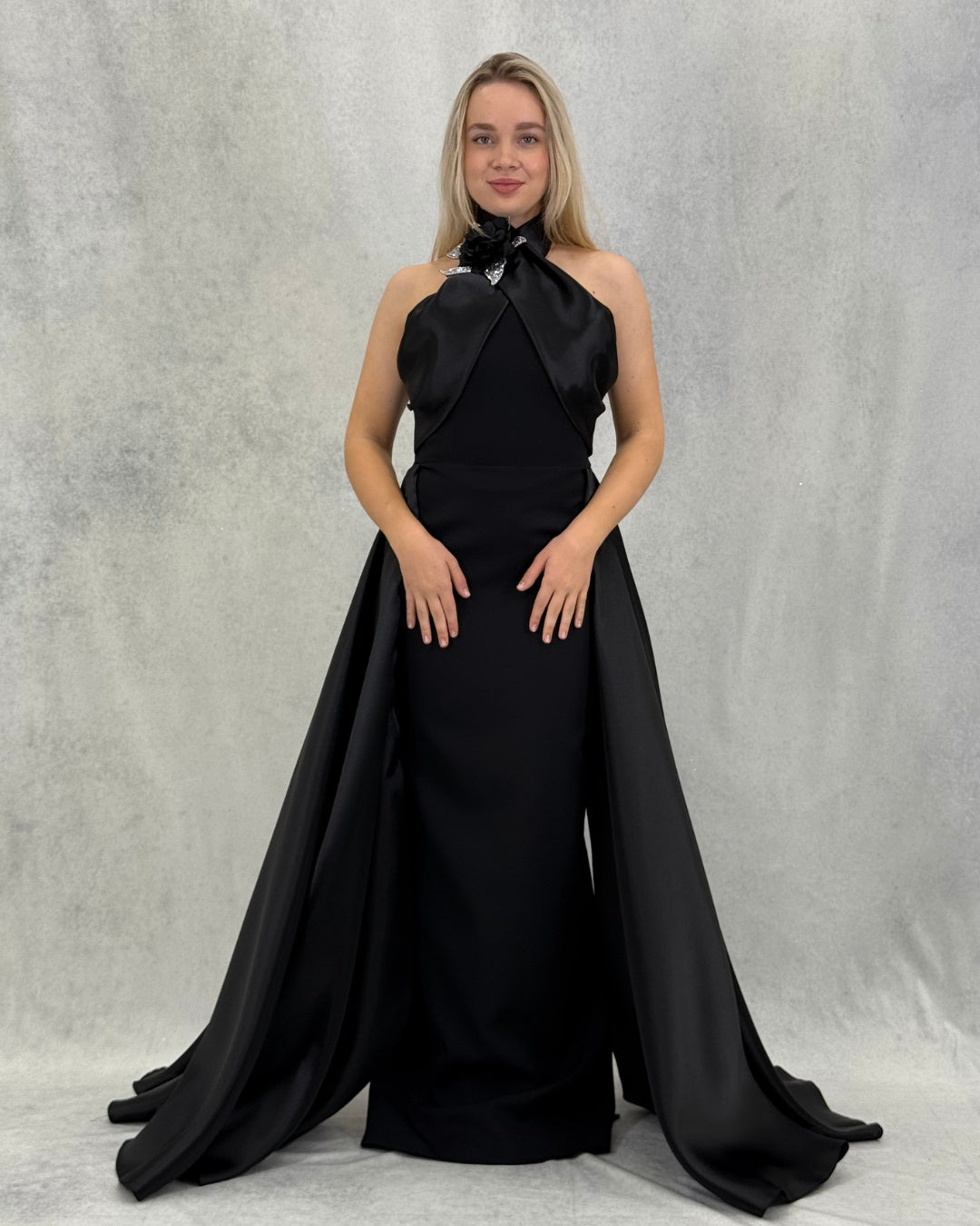 Satin-Abendkleid mit Blumen-Accessoire und Kragendetail
