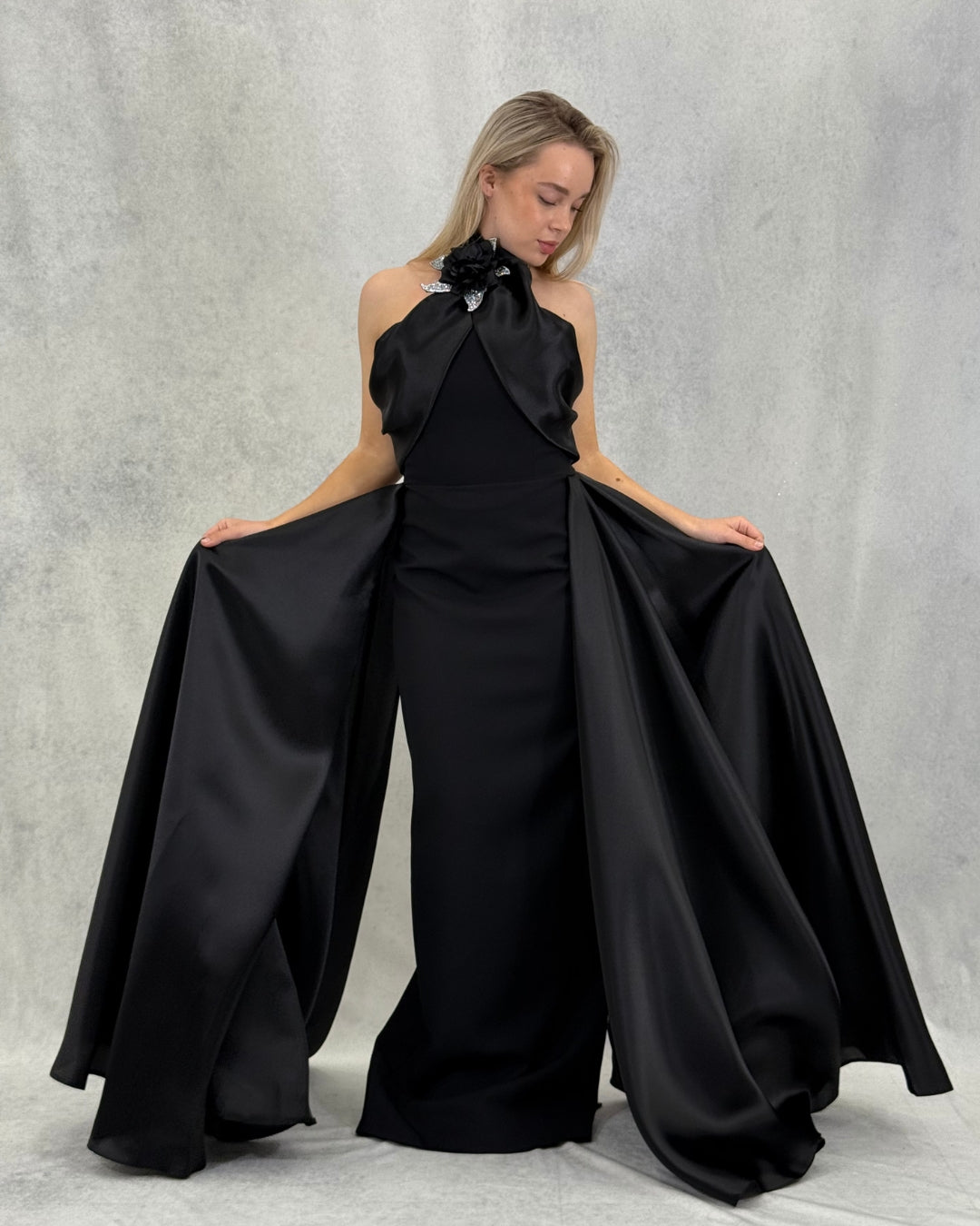 Satin-Abendkleid mit Blumen-Accessoire und Kragendetail