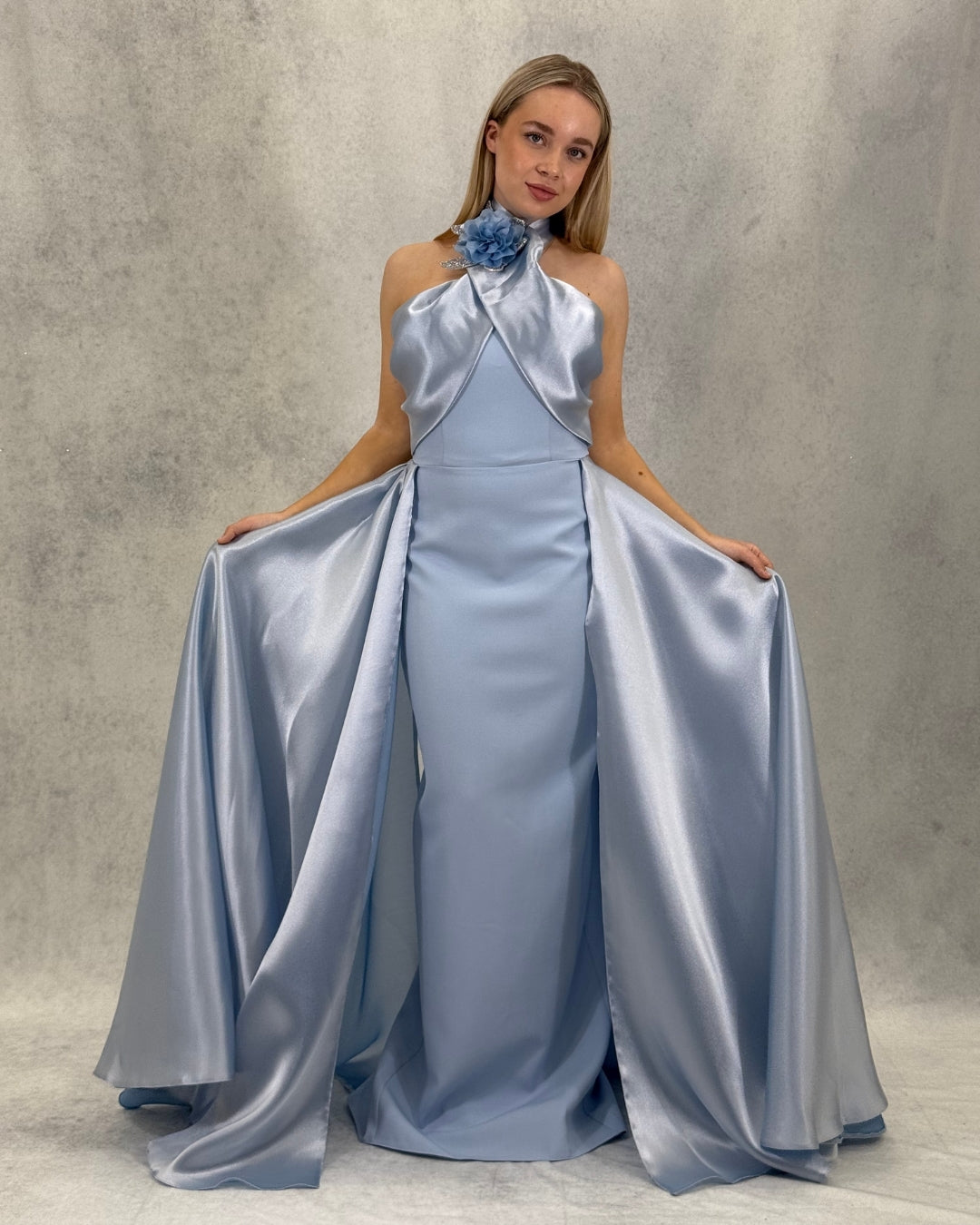 Satin-Abendkleid mit Blumen-Accessoire und Kragendetail