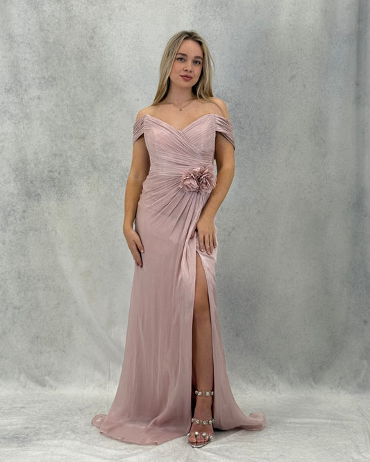 Çiçek Aksesuarlı Yırtmaçlı Pliseli Abiye Elbise