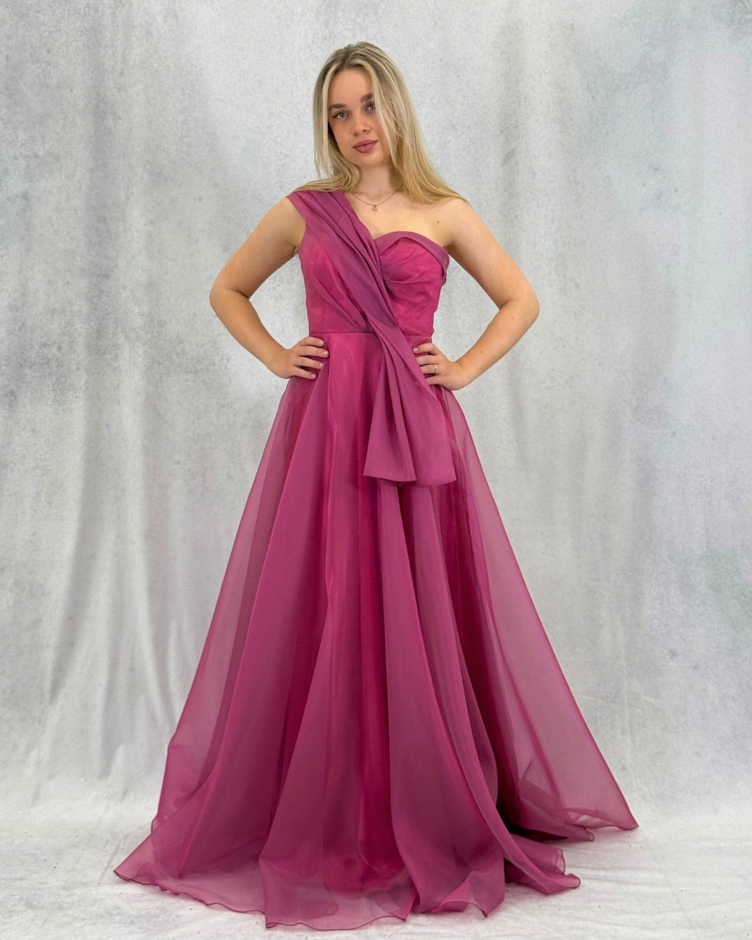 Abendkleid mit One-Shoulder-Träger und speziellem Design