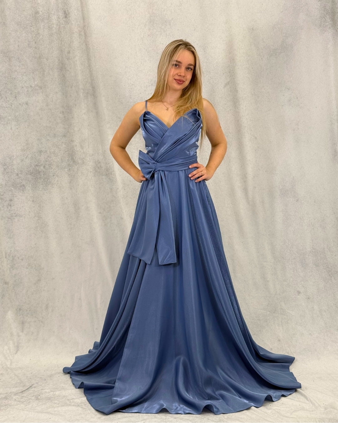 Abendkleid mit glitzernder Schärpe