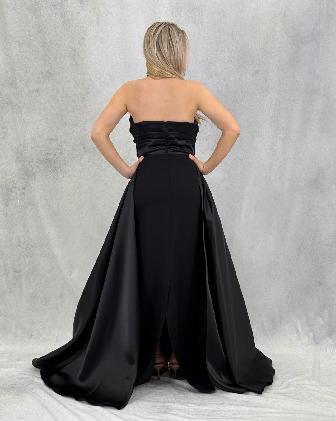 Satin-Abendkleid mit Blumen-Accessoire und Kragendetail