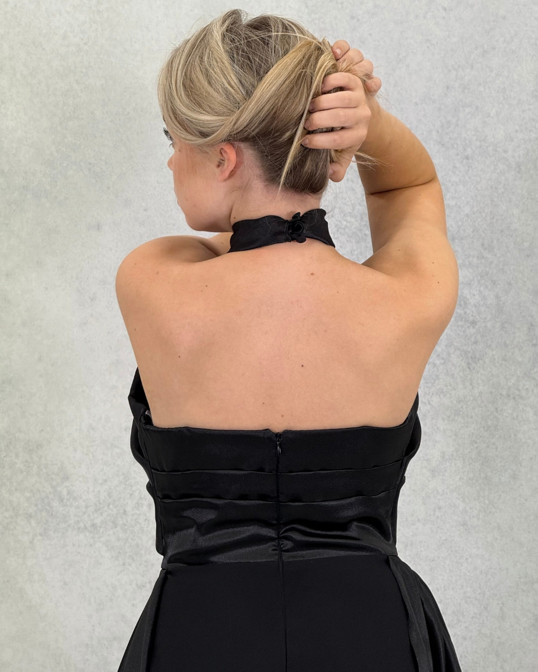 Satin-Abendkleid mit Blumen-Accessoire und Kragendetail