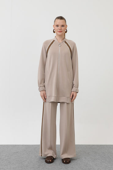 بدلة بنطلون نسائية بسحاب وتفاصيل مخططة على الكتف