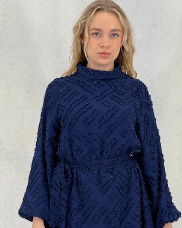 Glitzerndes strukturiertes Kleid mit Gürtel