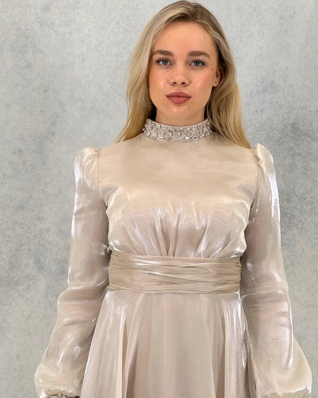Langes Abendkleid in funkelnder Satinoptik mit Steindetail