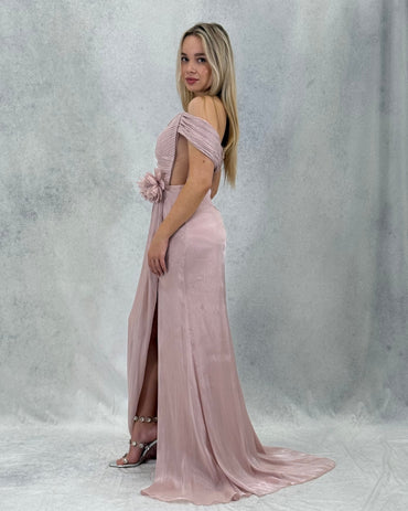 Çiçek Aksesuarlı Yırtmaçlı Pliseli Abiye Elbise