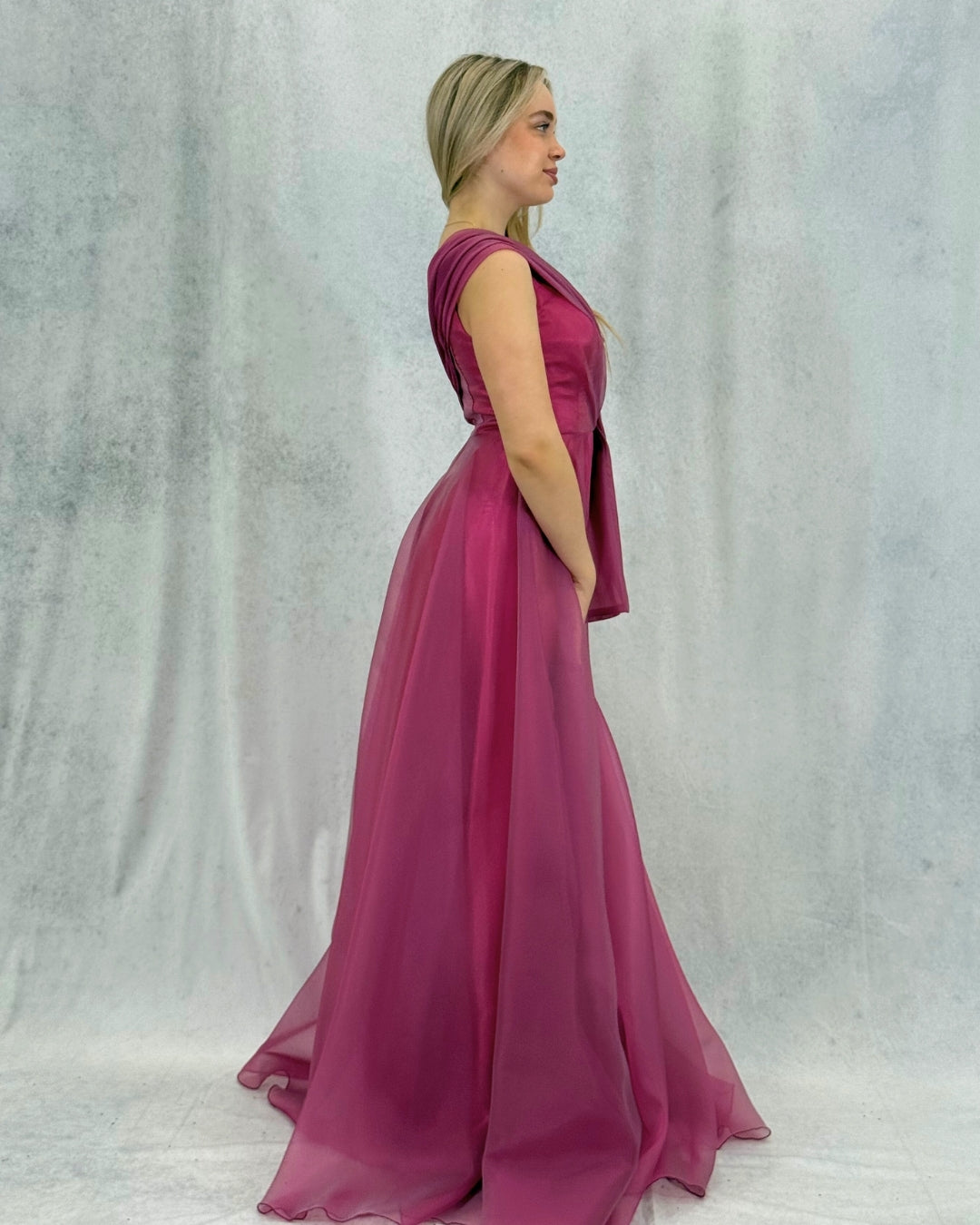Abendkleid mit One-Shoulder-Träger und speziellem Design
