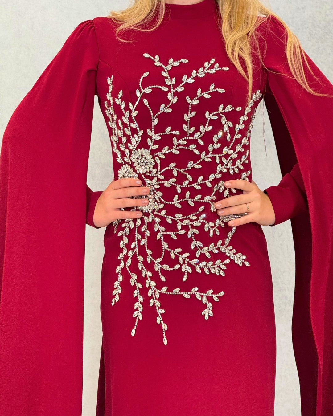Langes Abendkleid mit Cape-Ärmeln und Stickereien in Stein