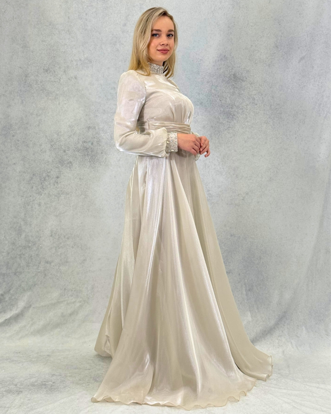 Langes Abendkleid in funkelnder Satinoptik mit Steindetail