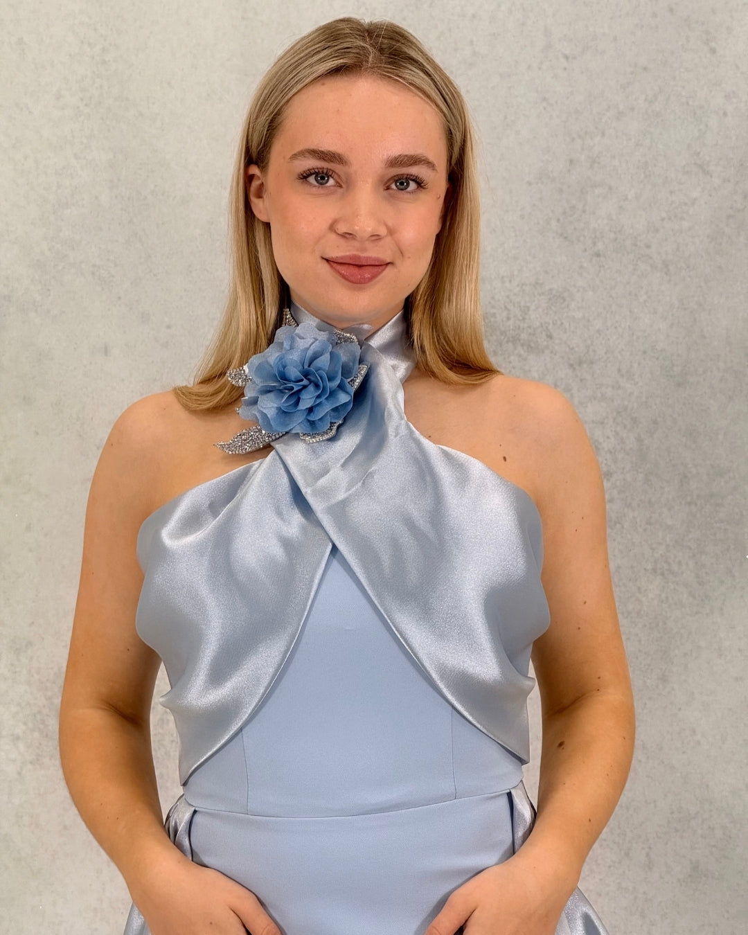 Satin-Abendkleid mit Blumen-Accessoire und Kragendetail