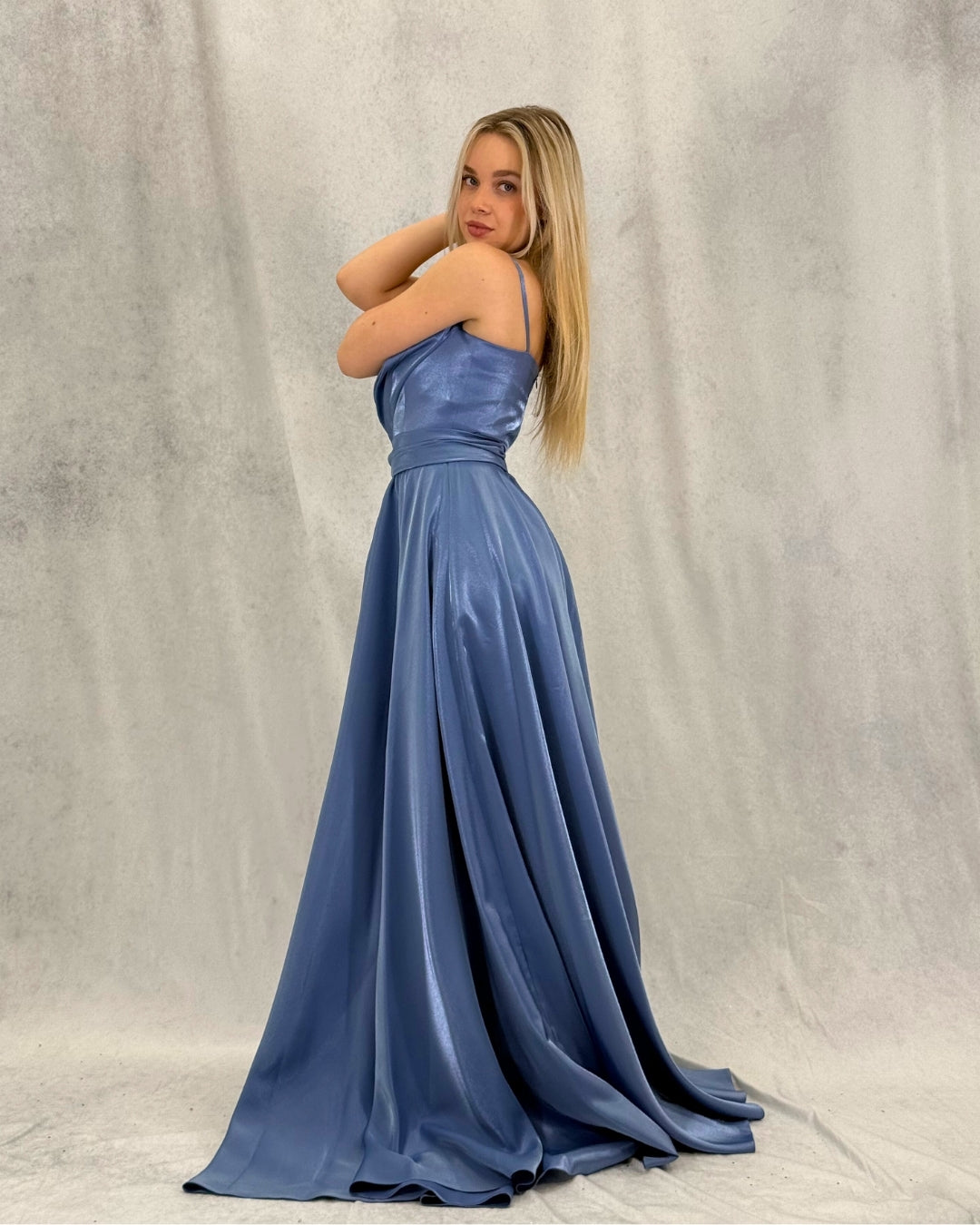 Abendkleid mit glitzernder Schärpe