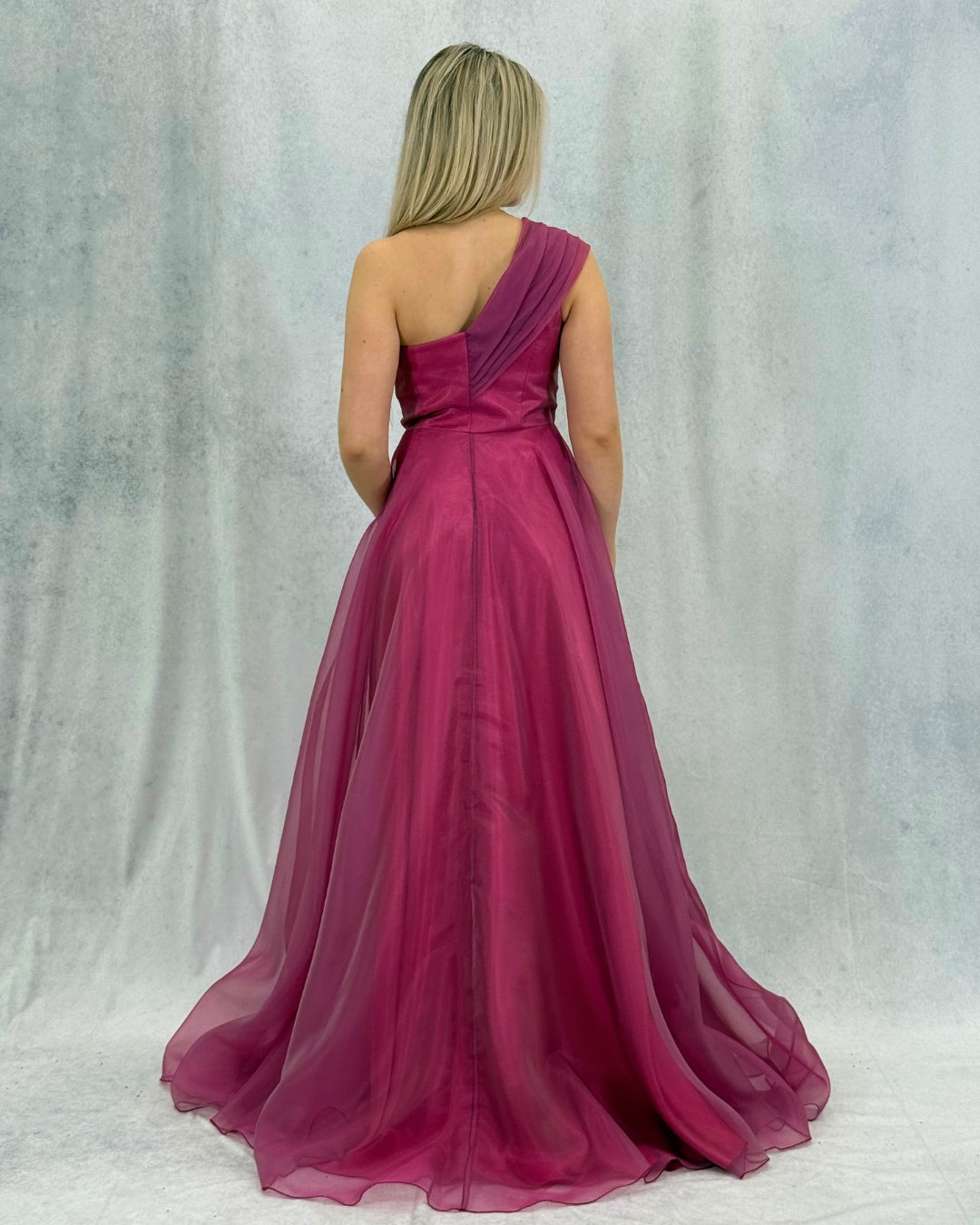 Abendkleid mit One-Shoulder-Träger und speziellem Design