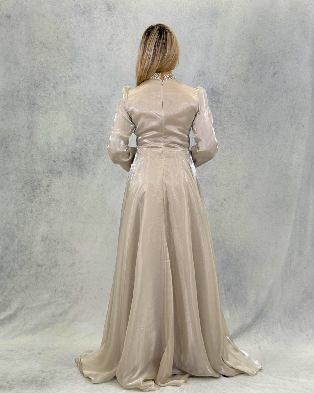 Langes Abendkleid in funkelnder Satinoptik mit Steindetail