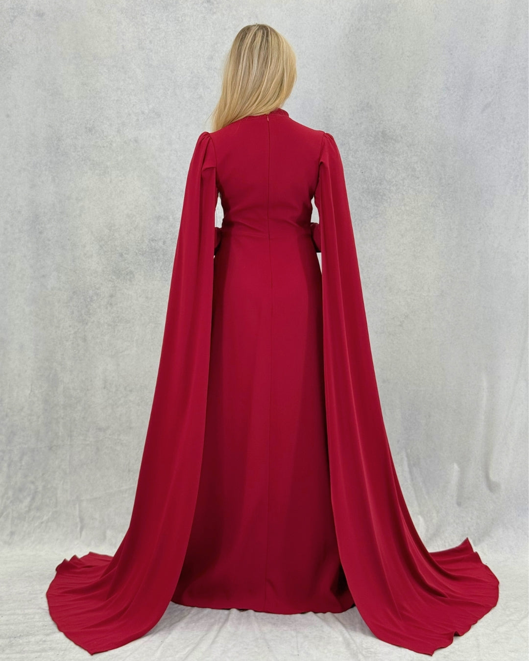 Langes Abendkleid mit Cape-Ärmeln und Stickereien in Stein