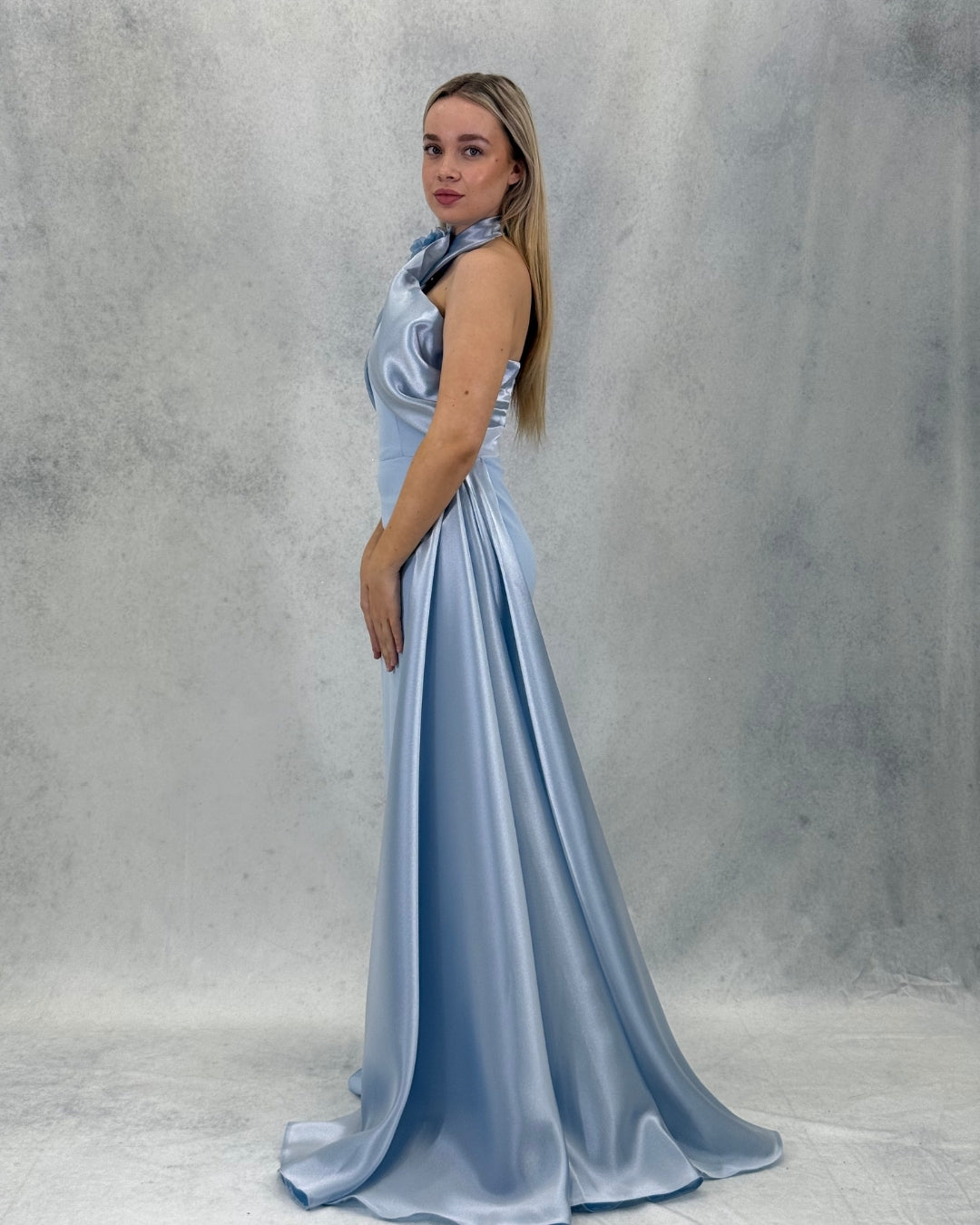 Satin-Abendkleid mit Blumen-Accessoire und Kragendetail
