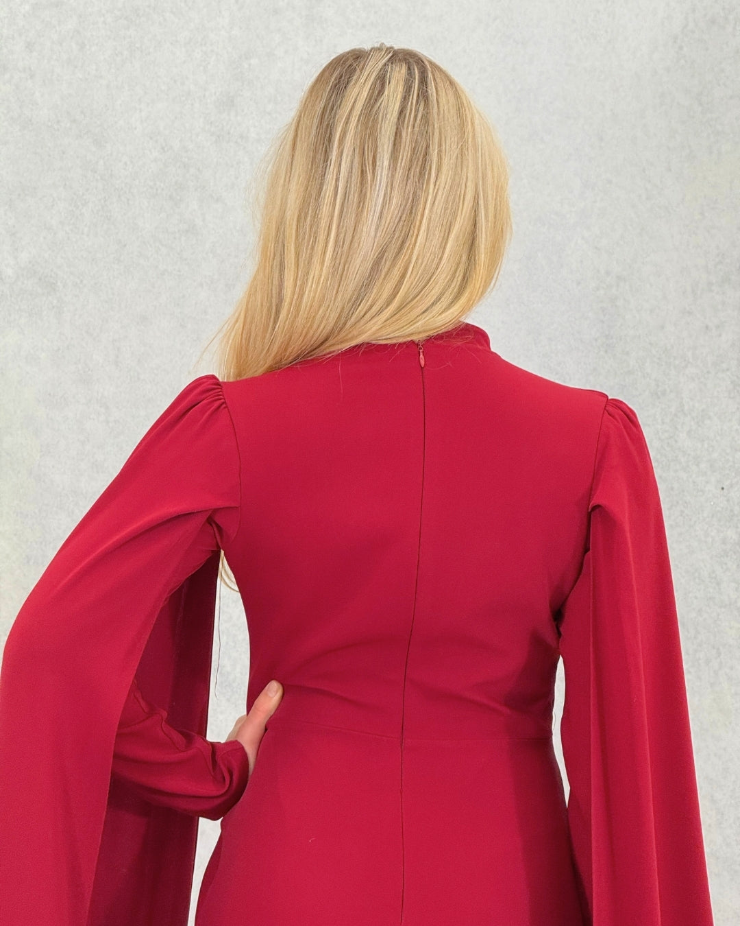 Langes Abendkleid mit Cape-Ärmeln und Stickereien in Stein