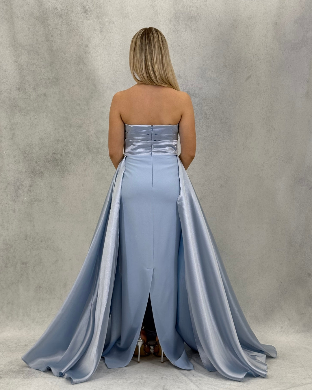 Satin-Abendkleid mit Blumen-Accessoire und Kragendetail