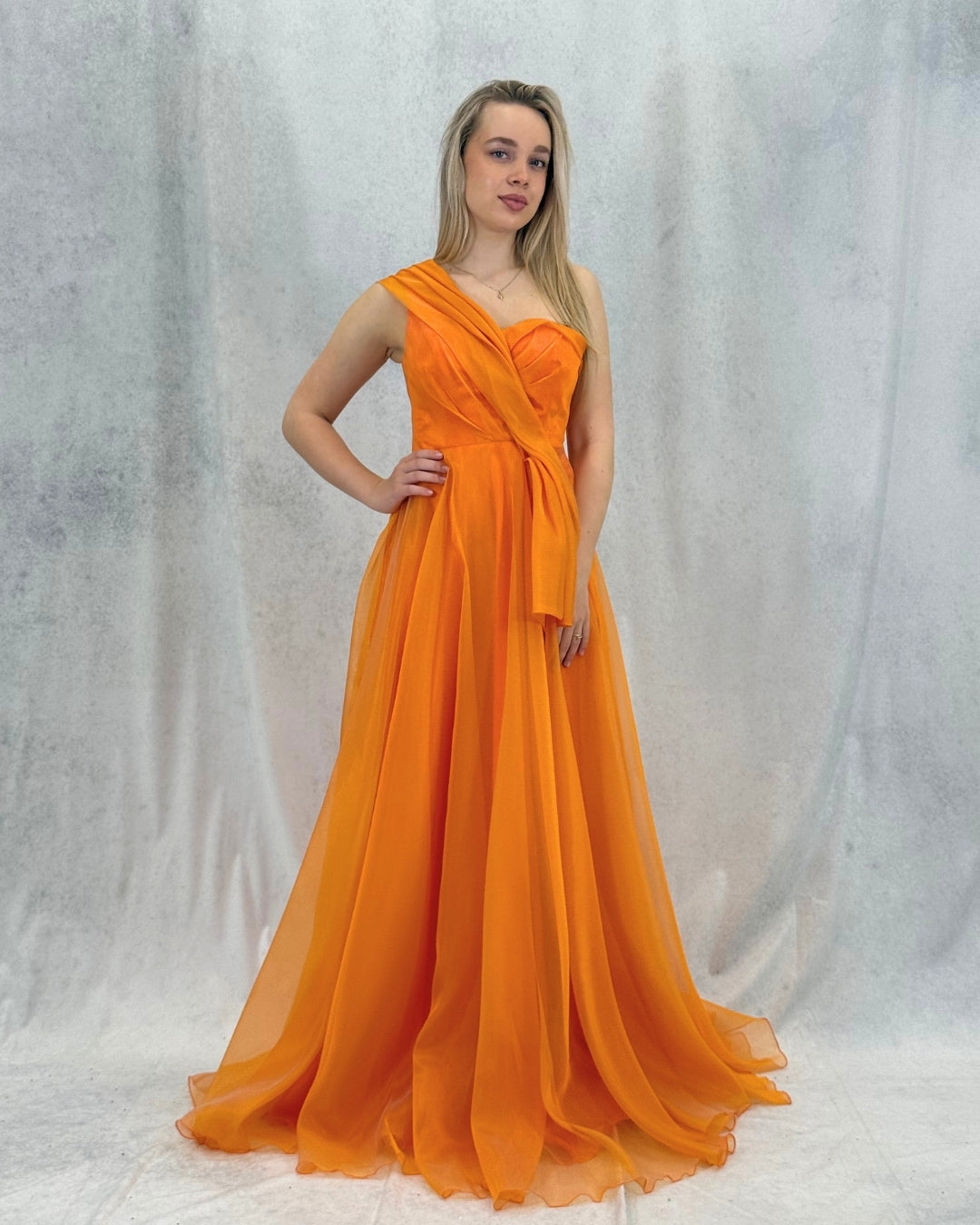 Abendkleid mit One-Shoulder-Träger und speziellem Design
