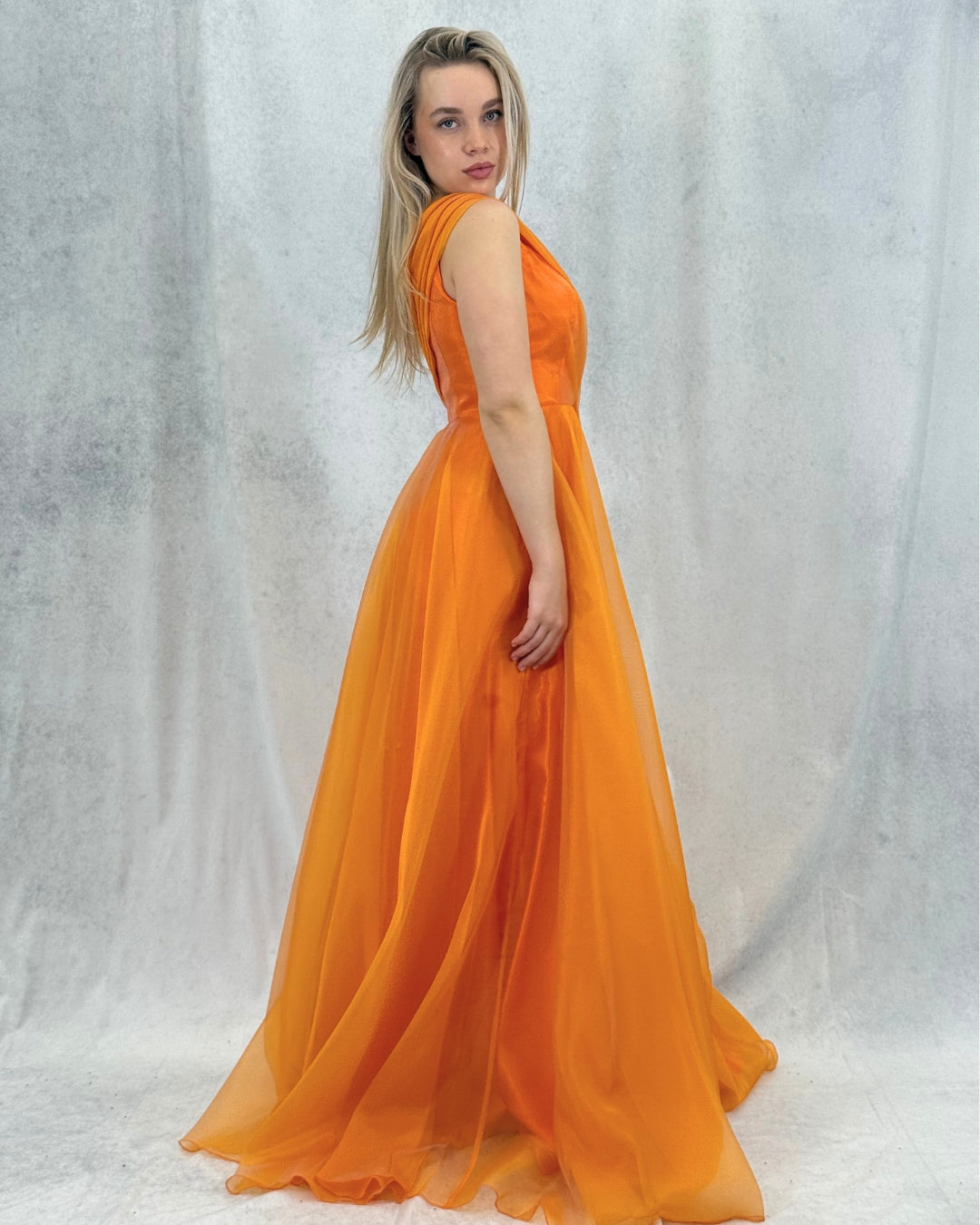 Abendkleid mit One-Shoulder-Träger und speziellem Design
