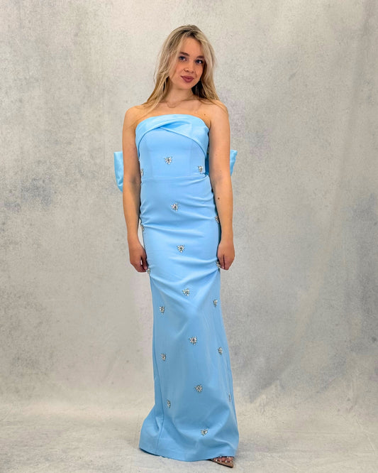 Straplez Taş Detaylı Abiye Elbise – Fırfırlı Arka Detay