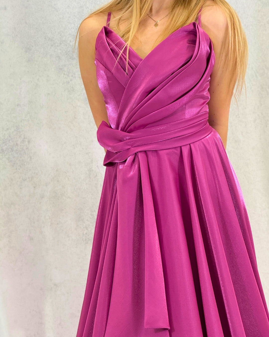 Abendkleid mit glitzernder Schärpe
