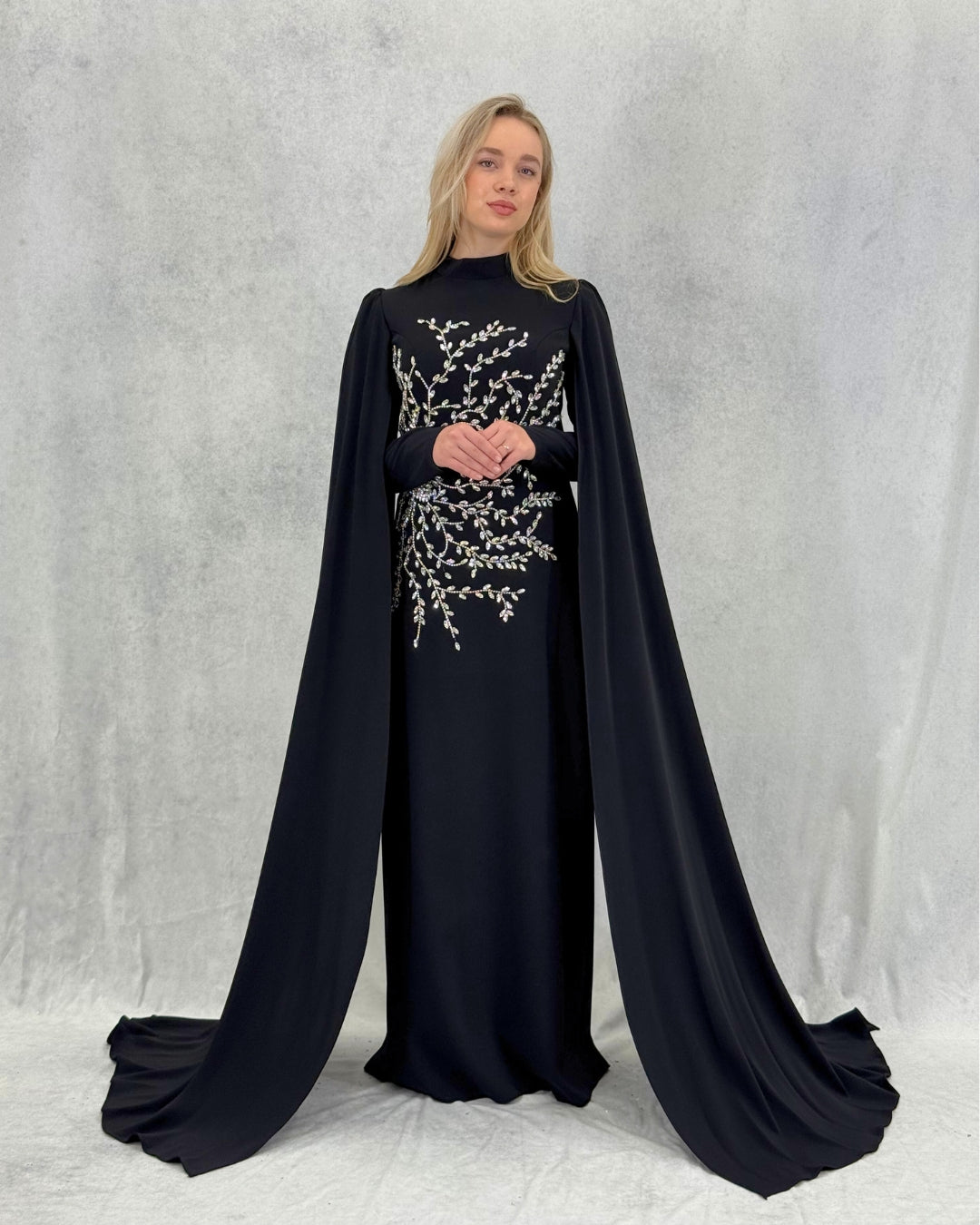 Langes Abendkleid mit Cape-Ärmeln und Stickereien in Stein