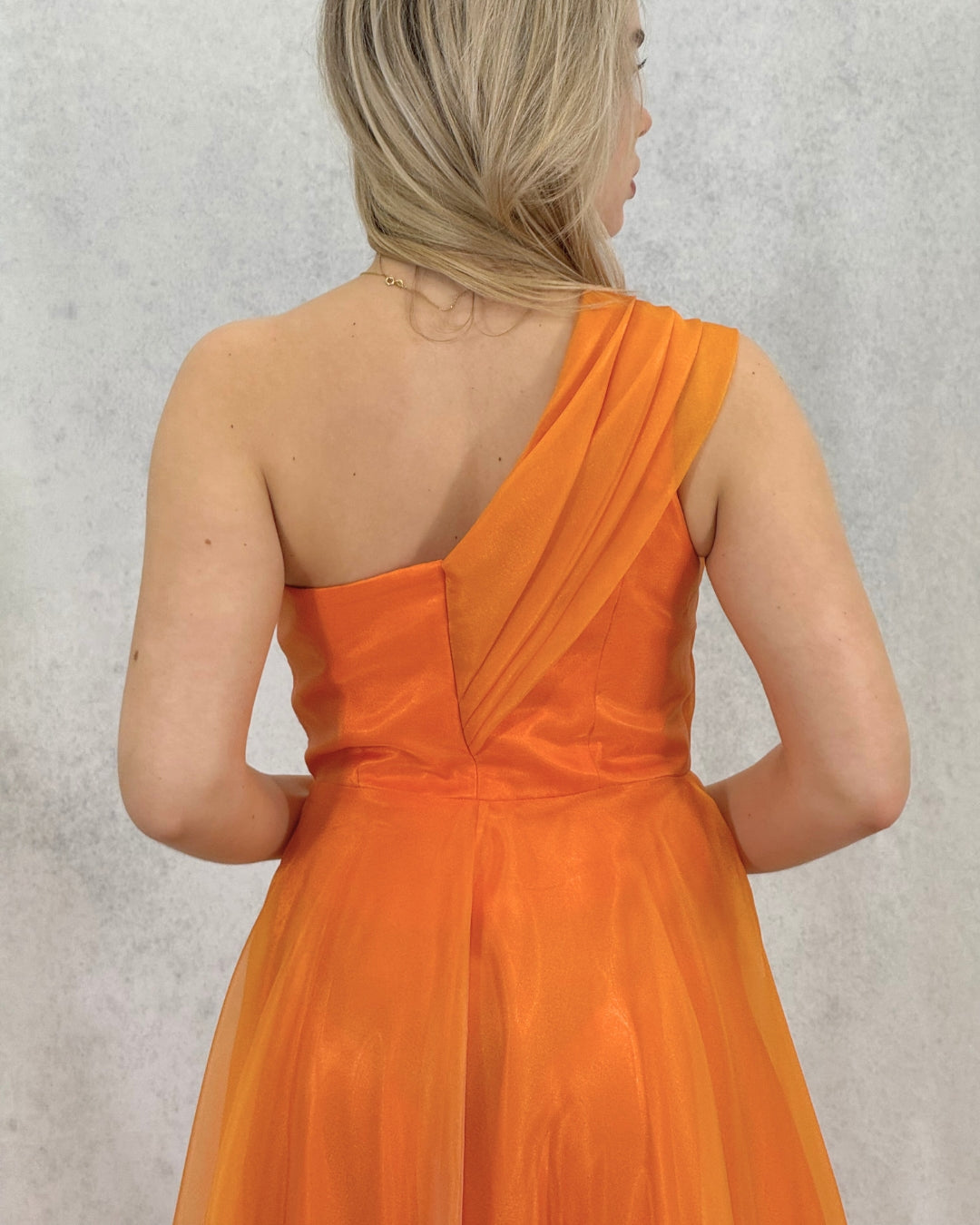 Abendkleid mit One-Shoulder-Träger und speziellem Design