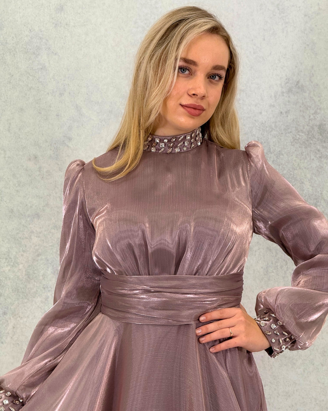 Langes Abendkleid in funkelnder Satinoptik mit Steindetail