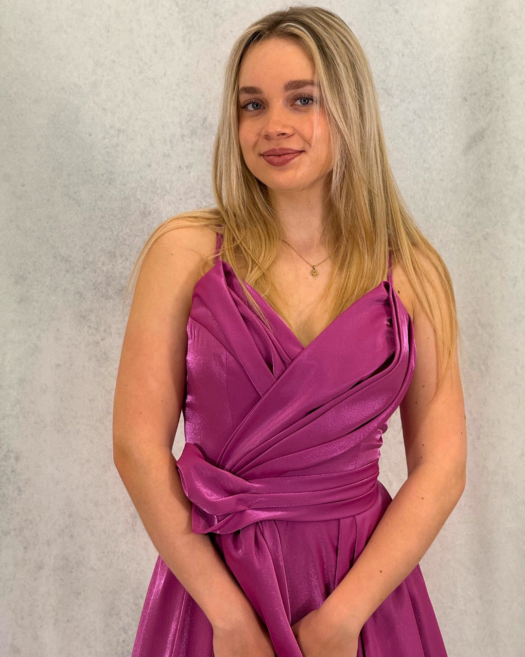 Abendkleid mit glitzernder Schärpe