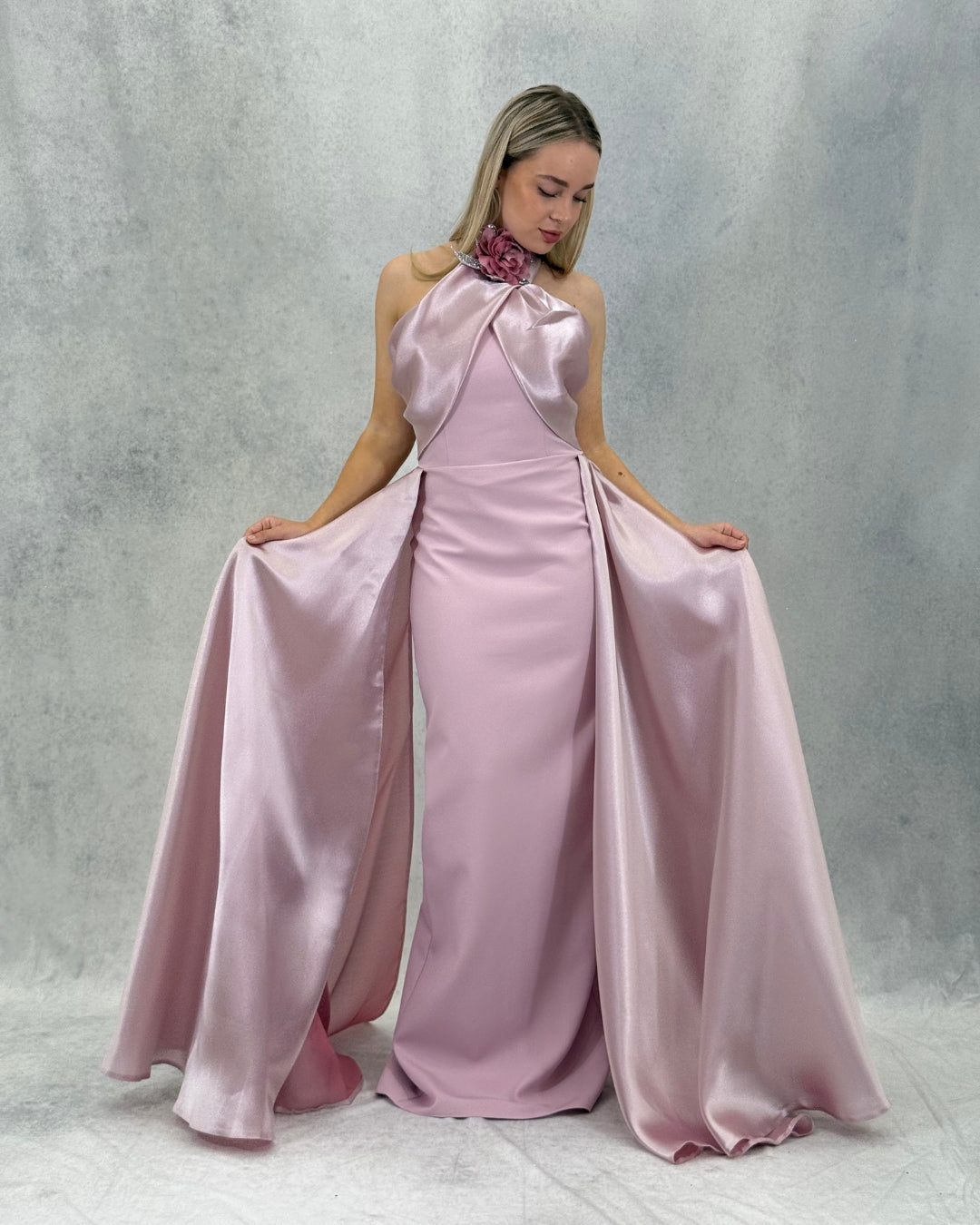 Satin-Abendkleid mit Blumen-Accessoire und Kragendetail