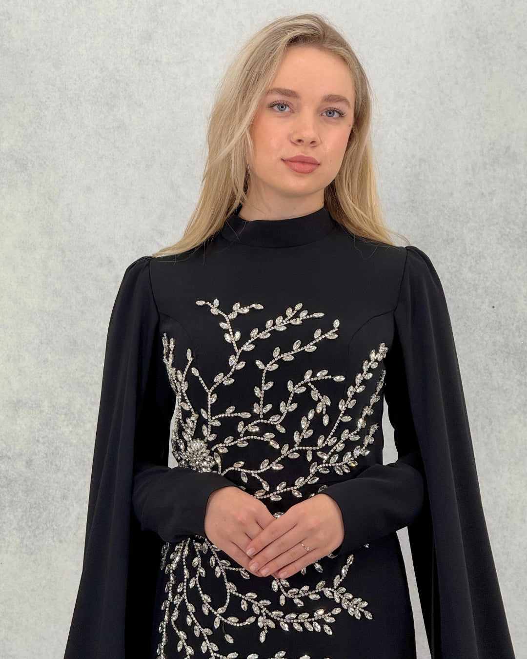 Langes Abendkleid mit Cape-Ärmeln und Stickereien in Stein