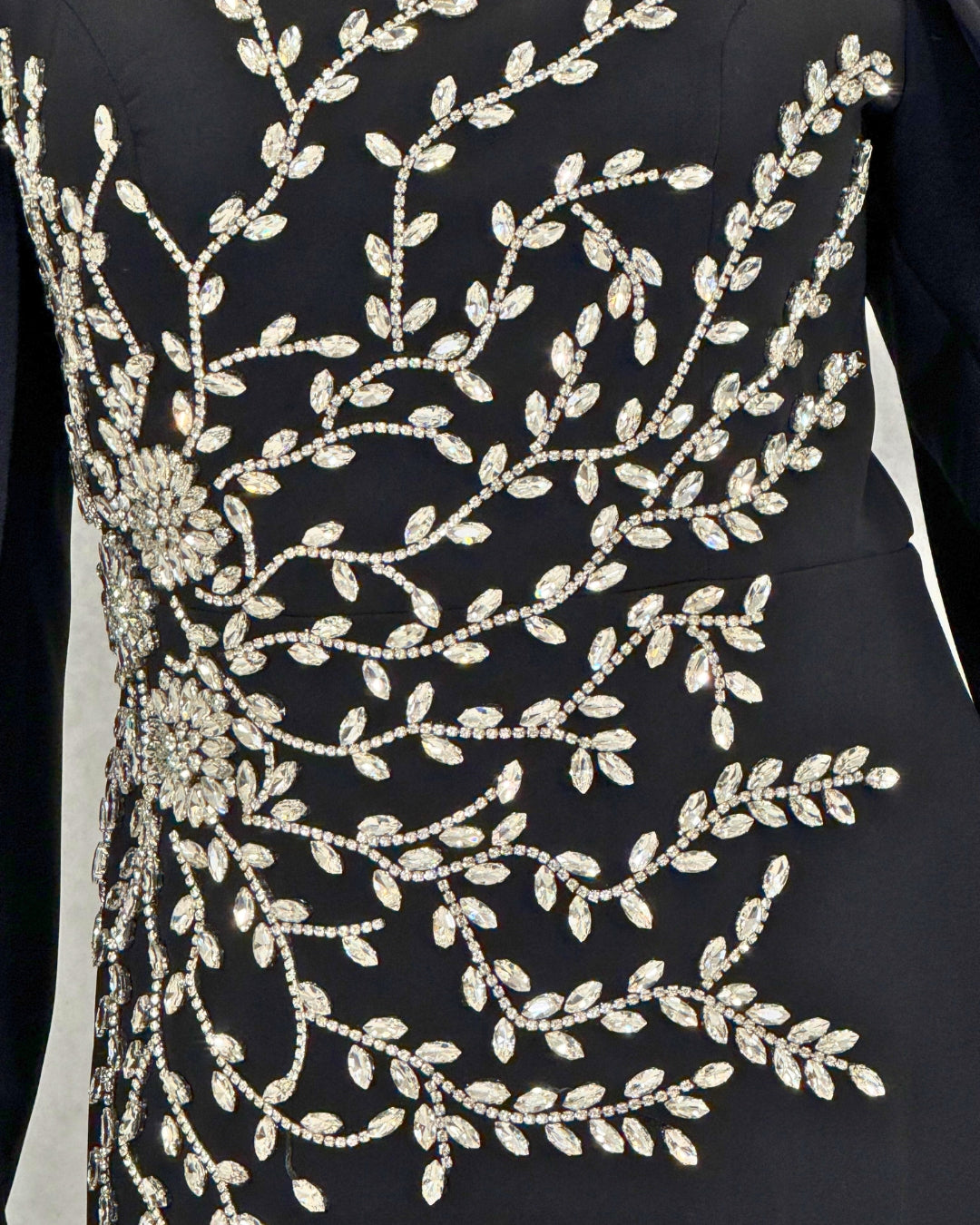 Langes Abendkleid mit Cape-Ärmeln und Stickereien in Stein