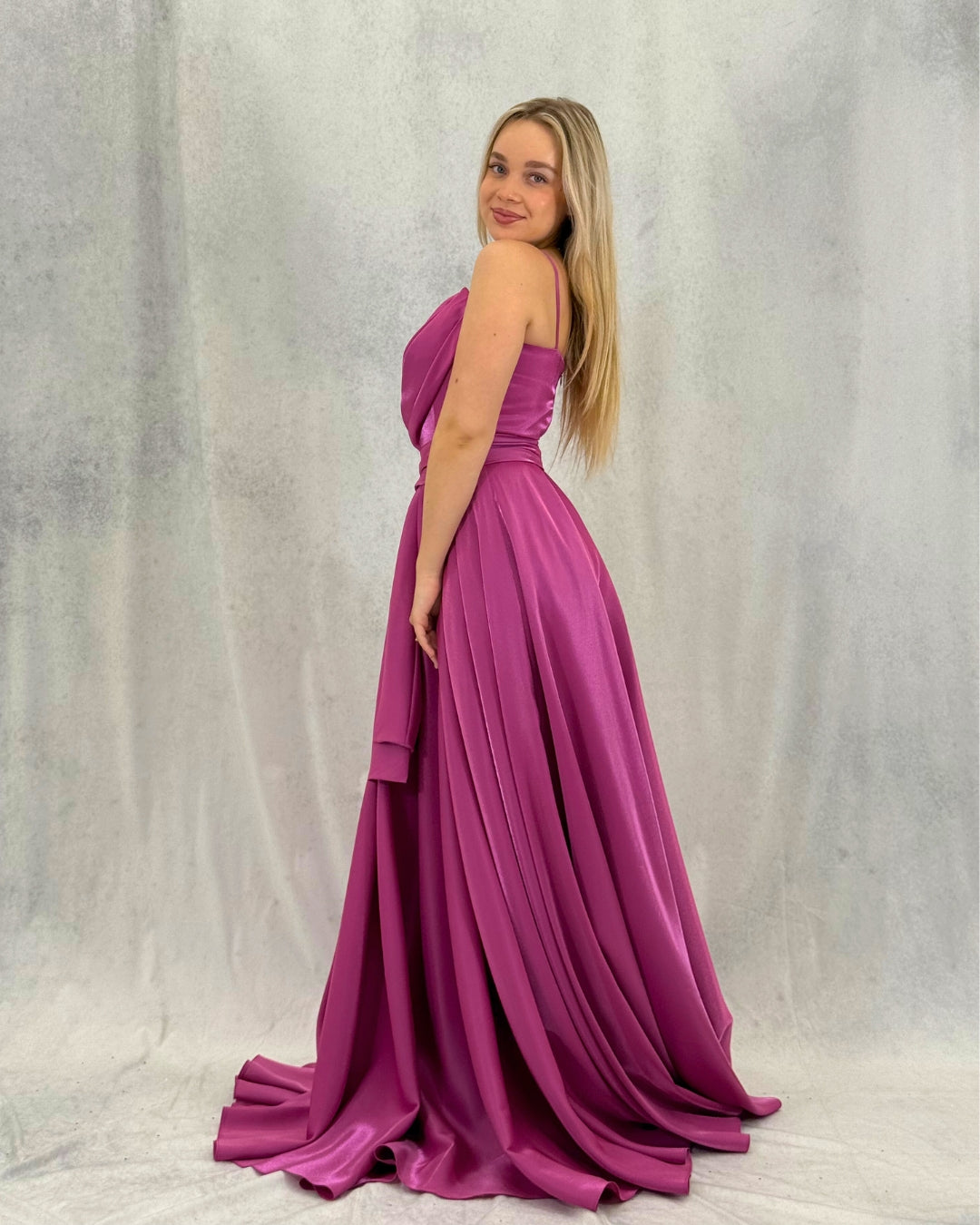 Abendkleid mit glitzernder Schärpe