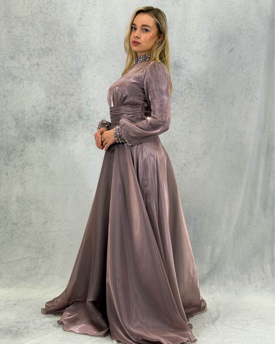 Langes Abendkleid in funkelnder Satinoptik mit Steindetail