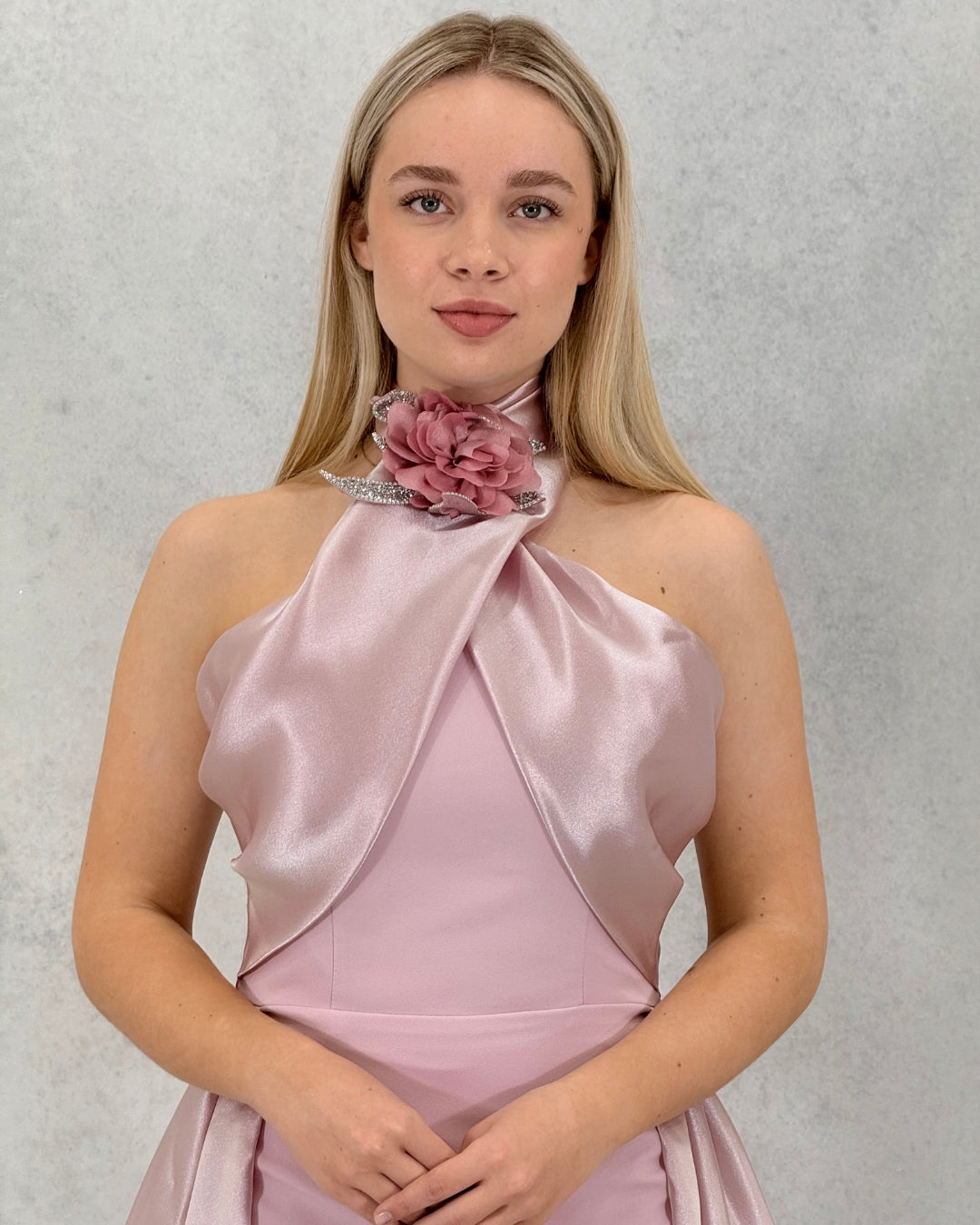 Satin-Abendkleid mit Blumen-Accessoire und Kragendetail