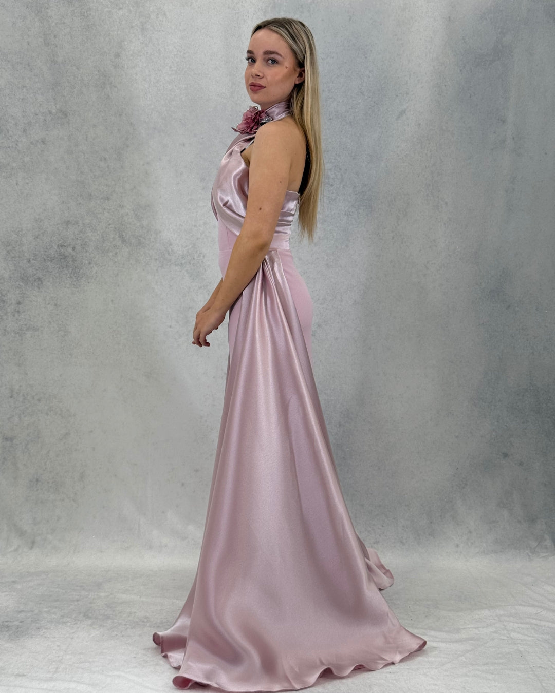 Satin-Abendkleid mit Blumen-Accessoire und Kragendetail